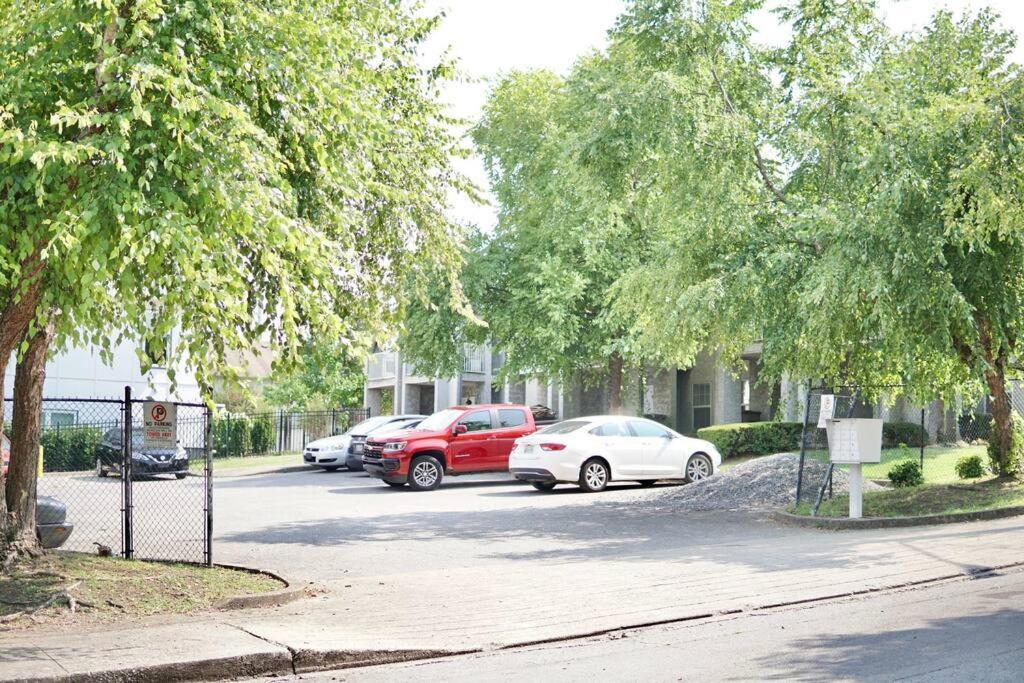 Lovely 2-Bedroom Condo W/Balcony And Free Parking Nashville Buitenkant foto