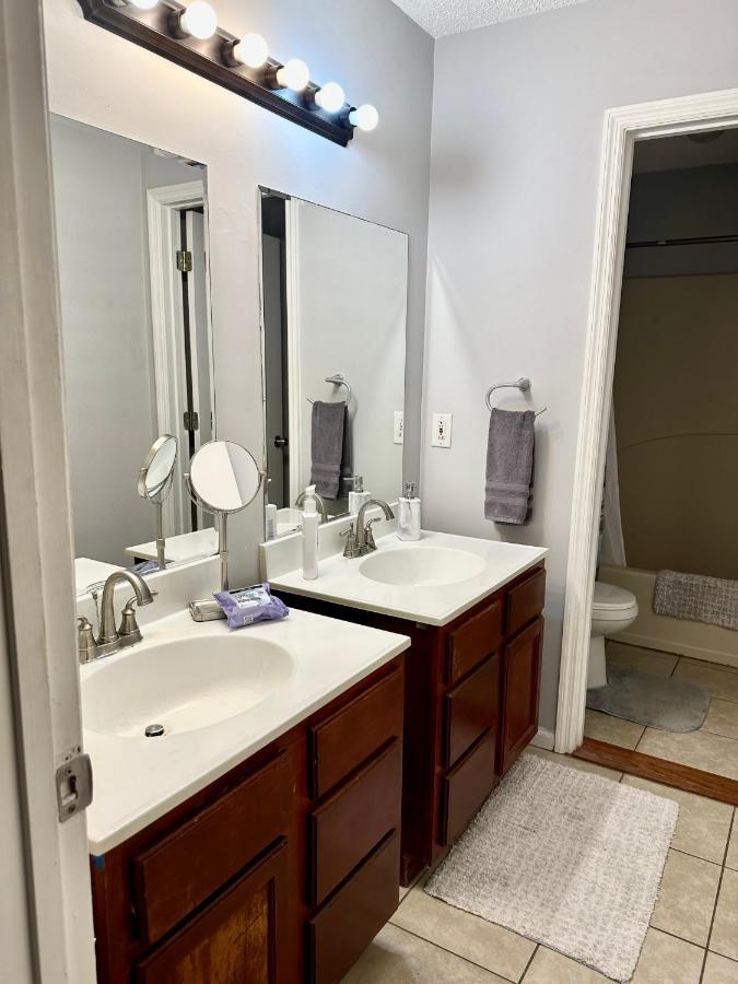 Lovely 2-Bedroom Condo W/Balcony And Free Parking Nashville Buitenkant foto